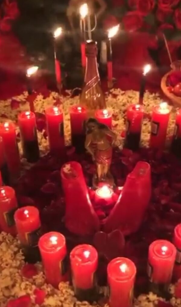 Amarração aos pés de Maria padilha